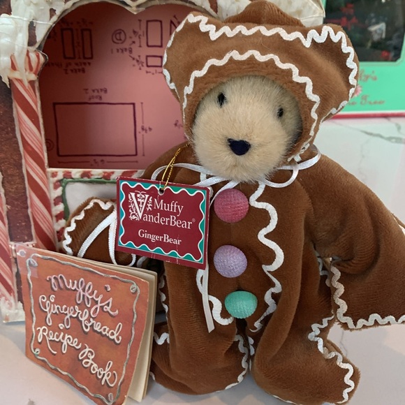 Two Holiday Muffy Bears. Miracle on 34th Street and Ginger Bear - Picture 5 of 5
